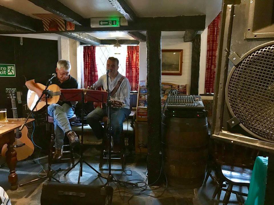 Jolly Sailor Inn Лу Екстериор снимка